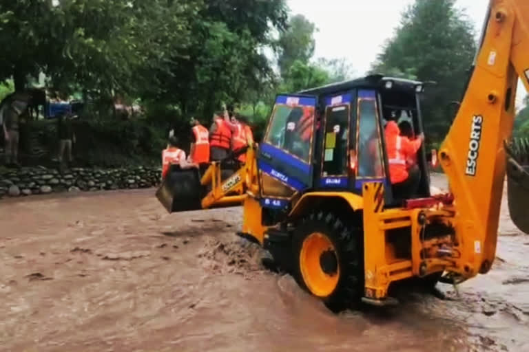 بارش کے سبب چھ افراد ندی میں پھنس گئے