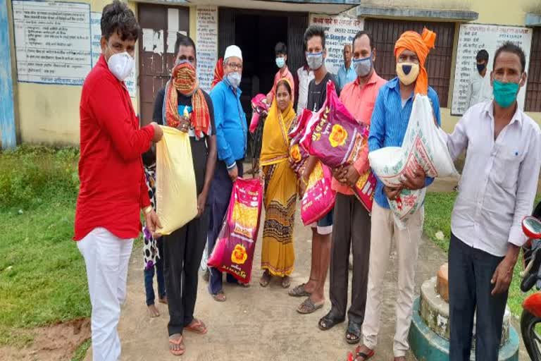 mukhiya-gives-dry-ration-to-70-migrant-workers-in-giridih