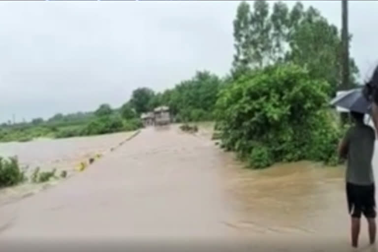 వైరాలో భారీ వర్షం... అలుగుపోస్తున్న చెరువులు