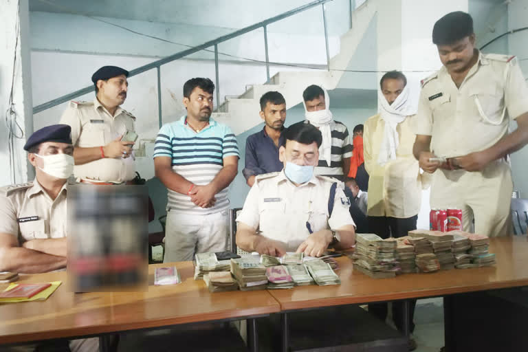 8 people arrested in drunken condition with 11 lakh 53 thousand rupees in Kaimur