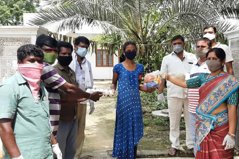 nerada sarpanch distributed groceries to coorna patients