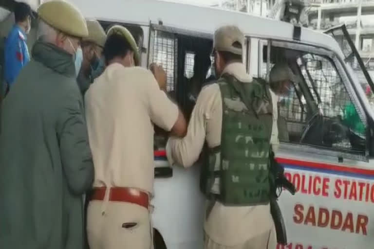 سرینگر میں غزاداری جلوسوں پر قدعن، درجنوں گرفتار