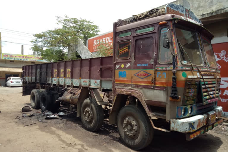 fire burned in guntur dst autonagar two injured