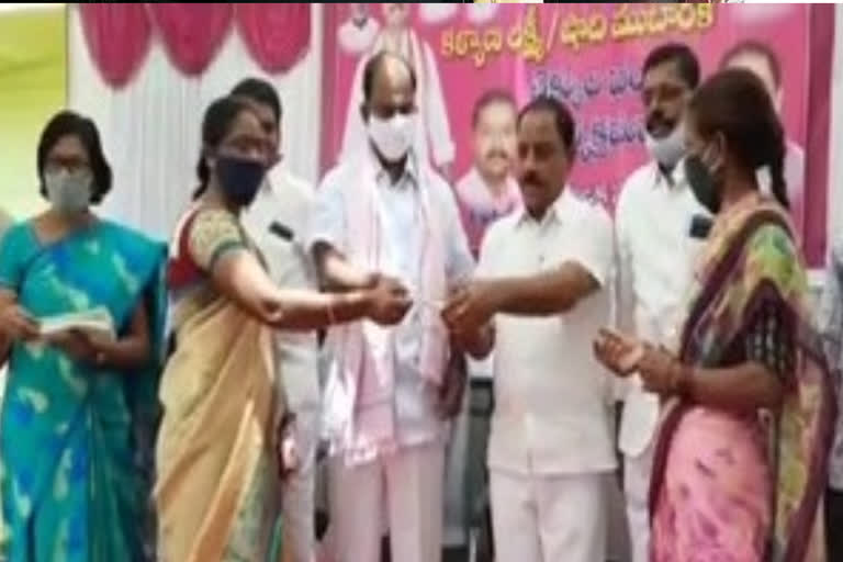 gadwal mla kalyanalaxmi, shadhi mubarak cheques distribution in jogulamba gadwal district