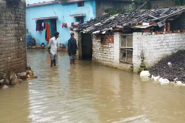 36-hours-of-continuous-rain-caused-water-to-enter-peoples-homes-in-balod