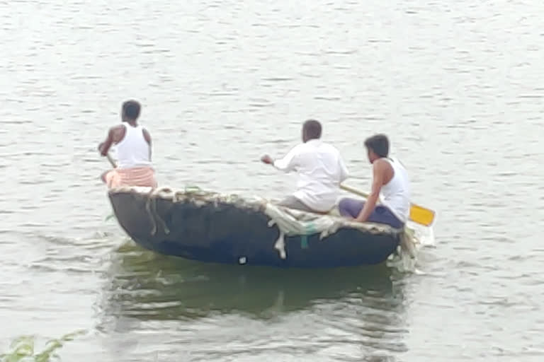 కొండారెడ్డిపల్లి చెరువులో గల్లంతైన ఇద్దరు యువకులు