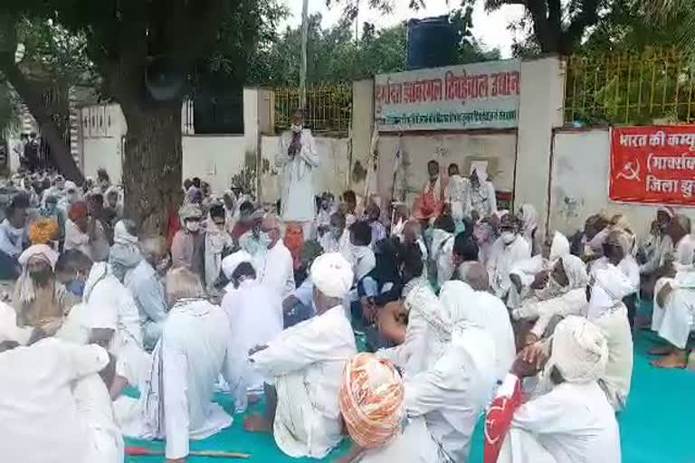 Farmers protested in collectorate