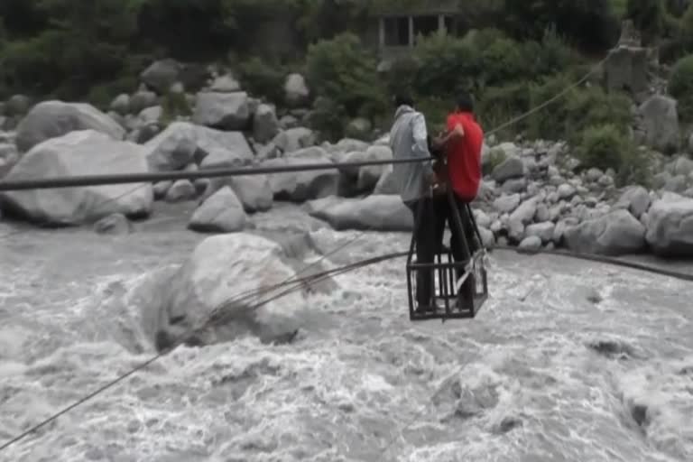 Bhaniya Villagers crossing the Ravi river, putting their lives at risk