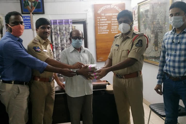 police hand over to one lakh rupees to owner in hyderabad