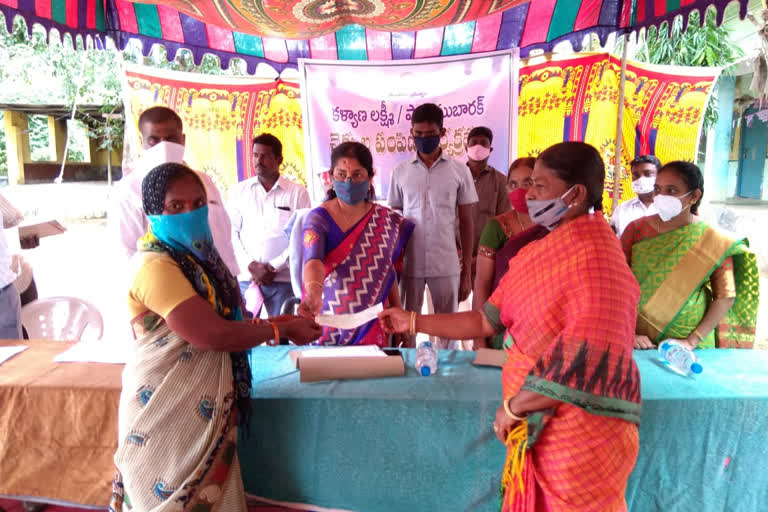 MLA Gongidi Sunitha distributes kalyanalakshmi cheques in mota kondur