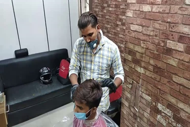 salon owner is facing difficulties due to the epidemic