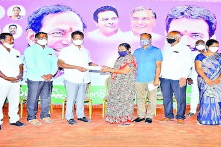 mla-marri-janardhan-reddy-distributing-kalyana-lakshmi-checks