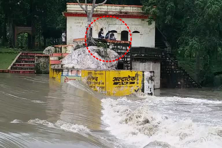 6 devotees stranded in temple due to flood