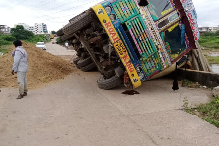 lorry accident in manchiryala