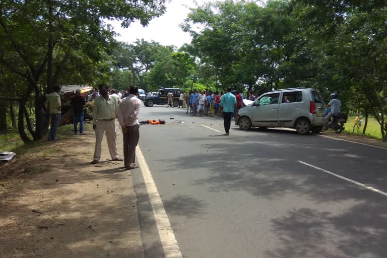 two people killed and 7 injured in road accident in purulia