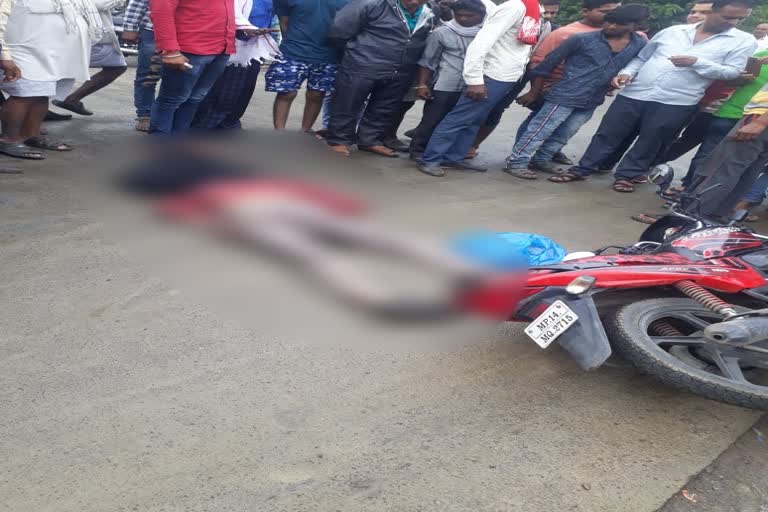 bike rider dies in pratapgarh,  bike rider dies due to collision with dumper