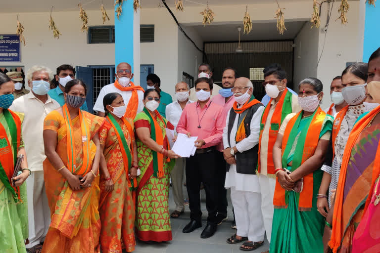 bjp mahila morcha protest infront of colletor office in narayanapeta district