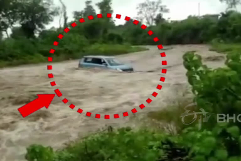 car-in-a-rainy-stream-in-kaladhungi-like-a-straw