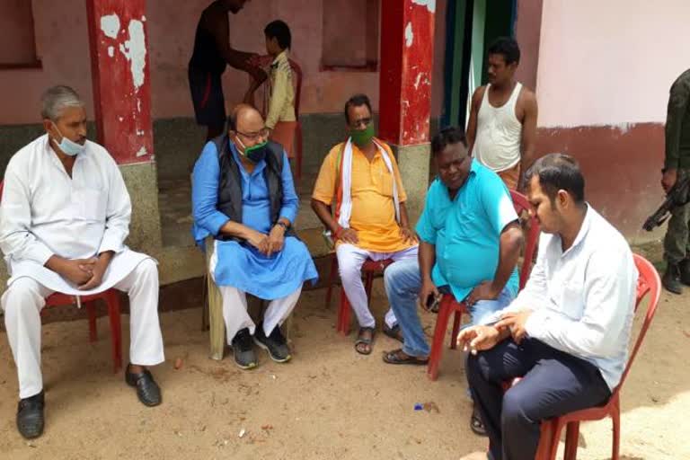 MLA Sarfaraz Ahmed meets family of deceased RJD leader Kailash Yadav in giridih, RJD leader Kailash Yadav murdered in giridih, news of RJD leader Kailash Yadav, गिरिडीह में राजद नेता कैलाश यादव के परिवार से मिले विधायक सरफराज अहमद, राजद नेता कैलाश यादव की गिरिडीह में हत्या, राजद नेता कैलाश यादव की खबरें