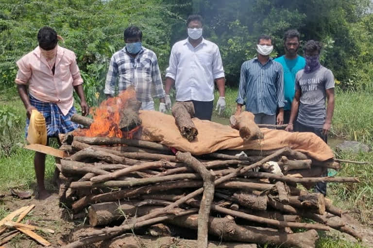 బంధువులకు భయం.. స్థానికులు సానుభూతికే పరిమితం..