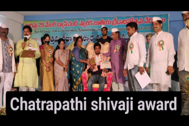 chatrapathi shivaji award to taikwando sports man praneeth