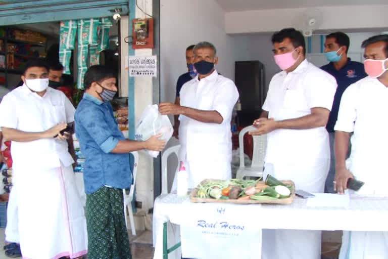 റിയൽ ഹീറോസ് ക്ലബ്ബ്  എറണാകുളം  കൊവിഡ് കാലം  സഹായ ഹസ്‌തം  പല്ലാരിമംഗലം പഞ്ചായത്തിലെ നിർധരാരായ കുടുംബങ്ങൾ  ഓണക്കാല പച്ചക്കറി കിറ്റുകൾ  പൈമറ്റം റിയൽ ഹീറോസ് ക്ലബ്ബ്  പല്ലാരിമംഗലം  സി.എ ഷെമീർ  Real Heros Club distributed onam vegetables kit  paimattam Real Heros Club  onam kit ernakulam  pallarimangalam onam  ca shemeer  panchayat president moithu