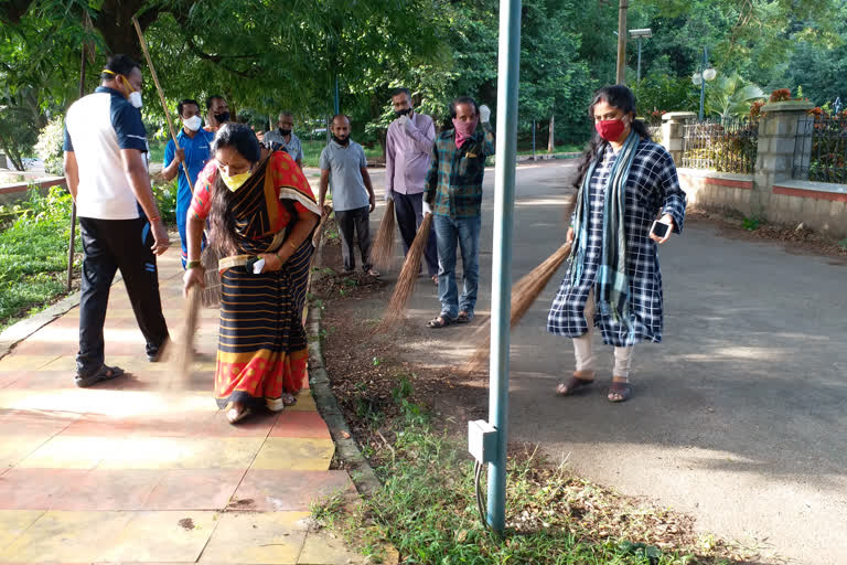 ಪೊರಕೆ ಹಿಡಿದು ಪಾರ್ಕ್ ಸ್ವಚ್ಚಗೊಳಿಸಿದ ಮೇಯರ್, ಪಾಲಿಕೆ ಸದಸ್ಯರು