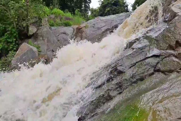 sitanadi waterfall in dhamtari