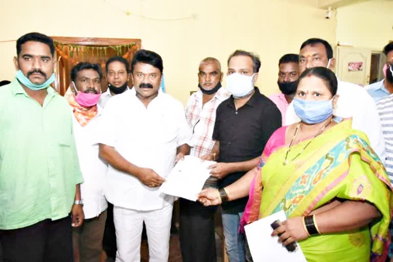 minister thalasani srinivas yadav distribute cmrf cheques in west maredpally