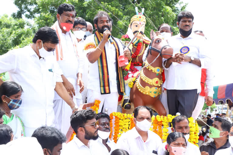 minister srinivas goud ingratiated sardar sarvai papanna statu in janagama district