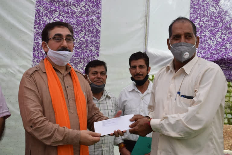 Vipin Singh Parmar distributed the amount checks under Scheme in dharamshala