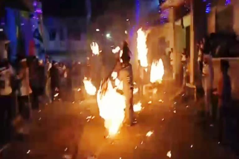 Arson and assault during Muharram procession in dhanbad, Fight during Muharram procession in Dhanbad, news of dhanbad Muharram, धनबाद में मोहर्रम के जुलूस के दौरान आगजनी और मारपीट, धनबाद में मोहर्रम के जुलूस के दौरान लड़ाई, धनबाद में मोहर्रम की खबरें