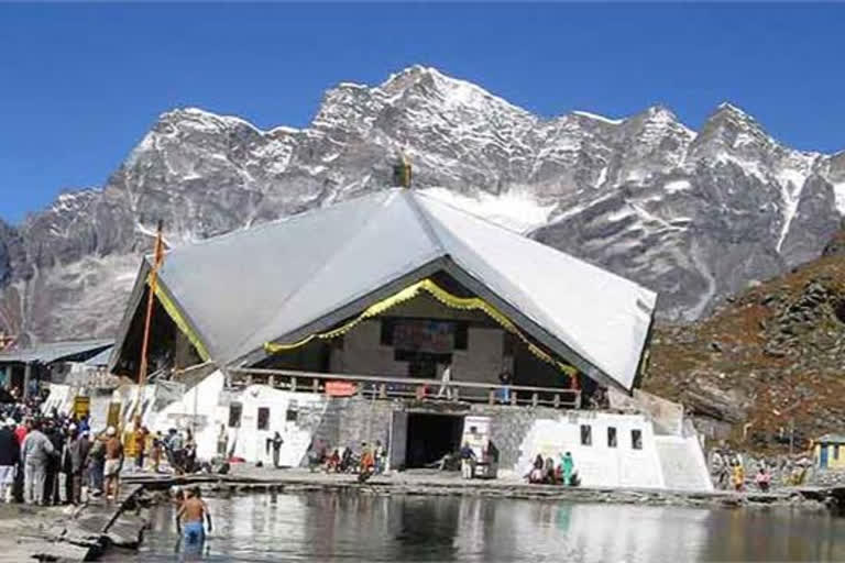 first-batch-of-pilgrims-leave-for-darshan-of-hemkund-sahib