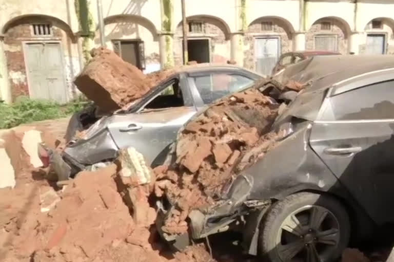 Bhopal building collapse  building collapse  vehicles damaged  മധ്യപ്രദേശിൽ കെട്ടിടം തകർന്നു  ഭോപ്പാൽ  വാഹനങ്ങൾക്ക് കേടുപാട് സംഭവിച്ചു