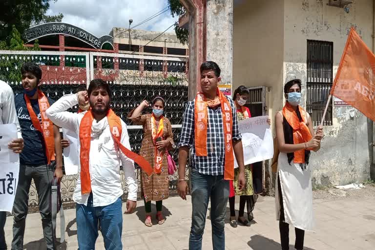 abvp protest against increase fees in collage