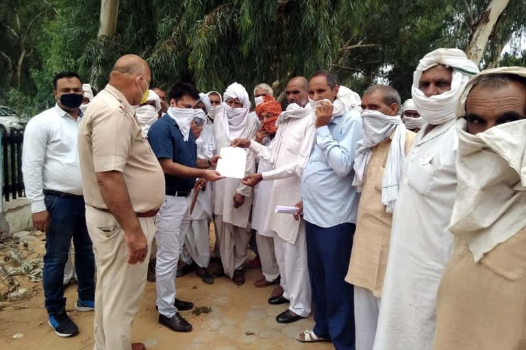 Cotton farmers destroyed by white fly submitted memorandum to bhiwani DC