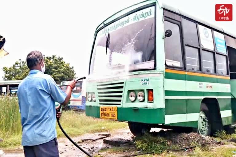 பேருந்துகள் சுத்தம் செய்யப்படும் காட்சி