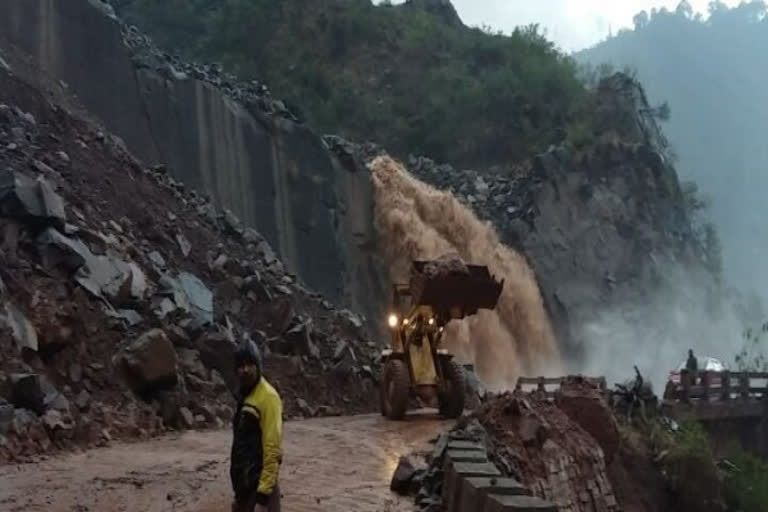 Landslides in jk  Landslides  Mughal road  Srinagar-Kargil-Leh road  National Highway Authority of India  ജമ്മു-ശ്രീനഗര്‍ ദേശീയപാത  ദേശീയപാതയില്‍ മണ്ണിടിച്ചില്‍  ബോര്‍ഡര്‍ റോഡ് ഓര്‍ഗനൈസേഷ  ദേശീയപാത അതോറിറ്റി ജമ്മു കശ്മീര്‍  ശ്രീനഗര്‍-കാര്‍ഗില്‍-ലേ റോഡ്