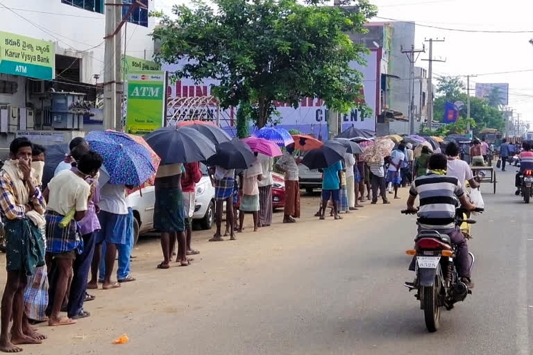 heavy-que-infront-of-wine-shop-in-narasannapeta-srikakulam-district