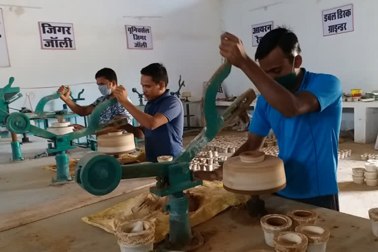 youth-are-getting-employment-by-training-in-pottery-making-in-surajpur