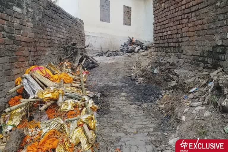 last rites are being performed on streets in varanasi