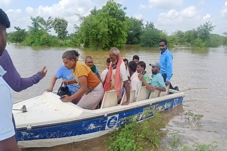 बचाव कार्य करताना बचाव पथक