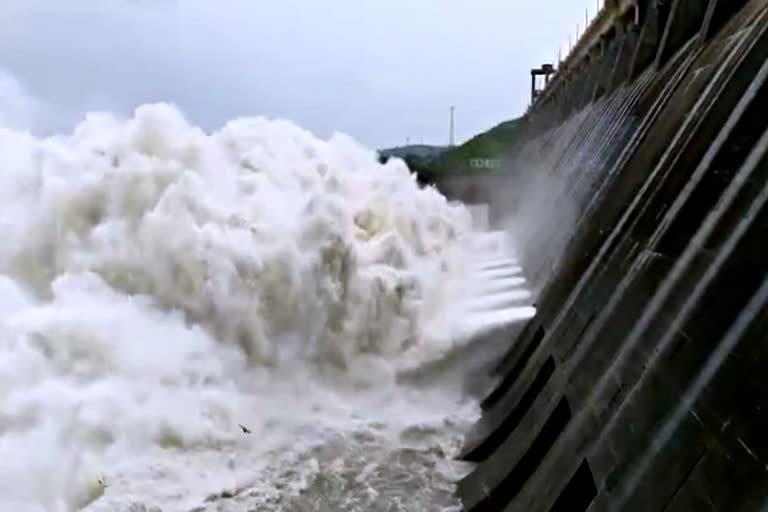 Hirakud Dam, 4 more sluice gates closed, ହୀରାକୁଦ ନଦୀବନ୍ଧ, ହୀରାକୁଦ ନଦୀବନ୍ଧର ଆଉ 4 ଗେଟ୍‌ ବନ୍ଦ, ସ୍ଲୁଇସ ଗେଟ୍‌ ହେଲା ବନ୍ଦ, ସମ୍ବଲପୁର ଖବର, sambalpur news