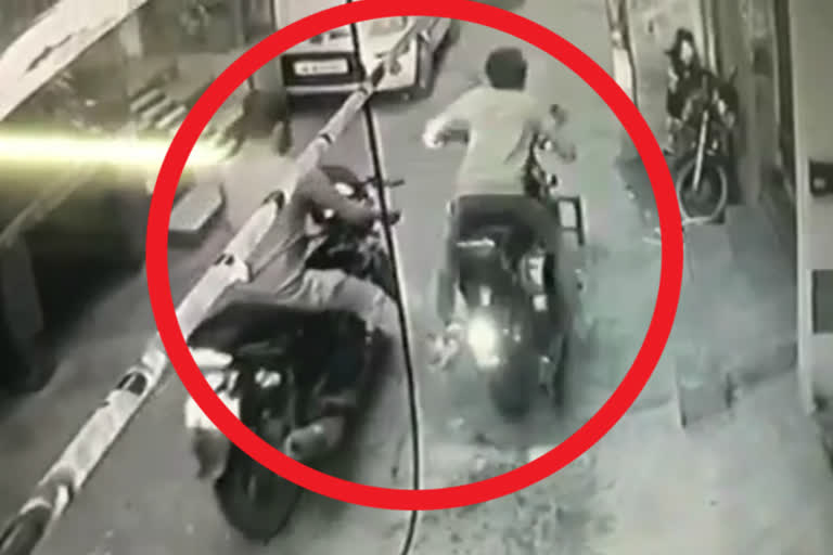 2 miscreants theft Bike from Laxmi nagar seen in CCTV