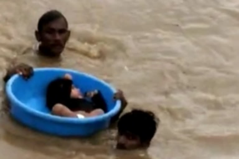 nagpur latest news  nagpur kanhan flood situation  nagpur kanhan flood news  नागपूर कन्हान पूरपरिस्थिती  नागपूर कन्हान पूर  nagpur 8 months old daughter rescue