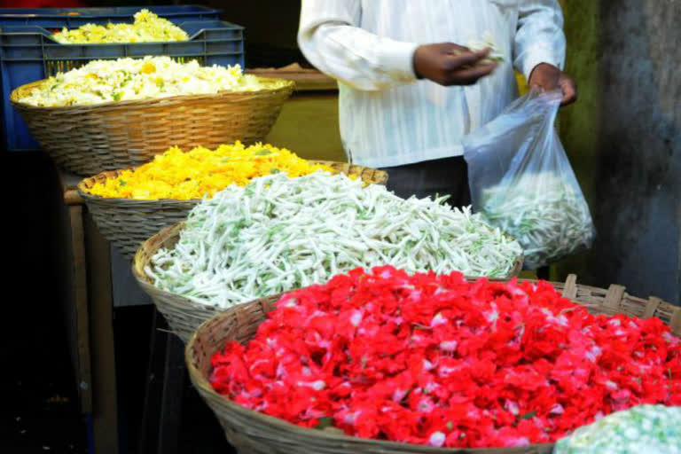 buyers seen at flower market during unlock-4 but sale is still less at nangloi in delhi