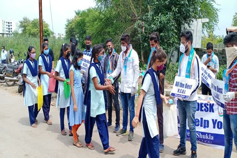 nsui-members-distributed-mask-and-sanitizer-to-jee-examinee -in-raipur