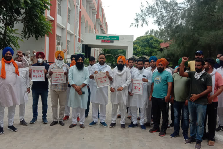 Youth Akali Dal protests against Minister Dharamsot regading Scholarship scam in barnala