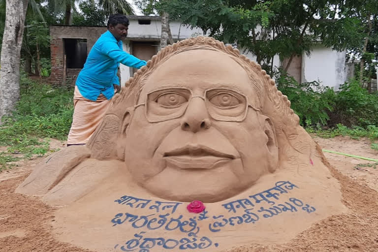 sculptor-pays-tribute-to-pranab-mukherjee