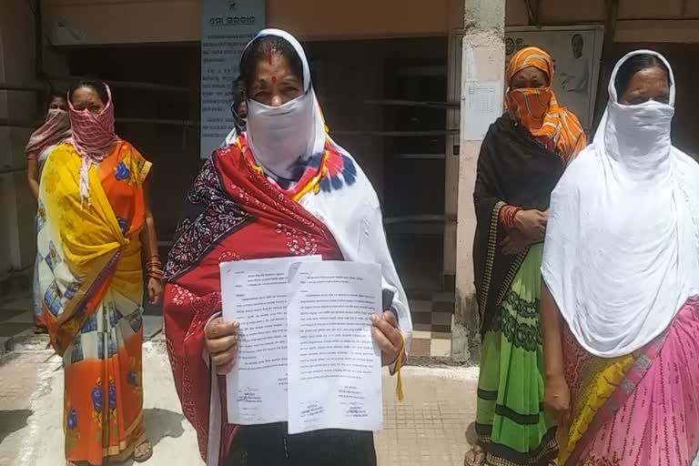 swayang sakti mahila mahasangha gave memorendam to nuapada collecter